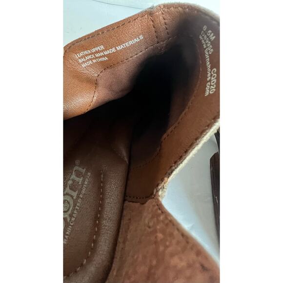 Born Distressed Brown Leather Western Ankle Comfort Rubber Sole Bootie Boots 8.5 - Picture 10 of 13